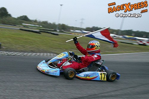 Justin Ros ereronde met vlag
